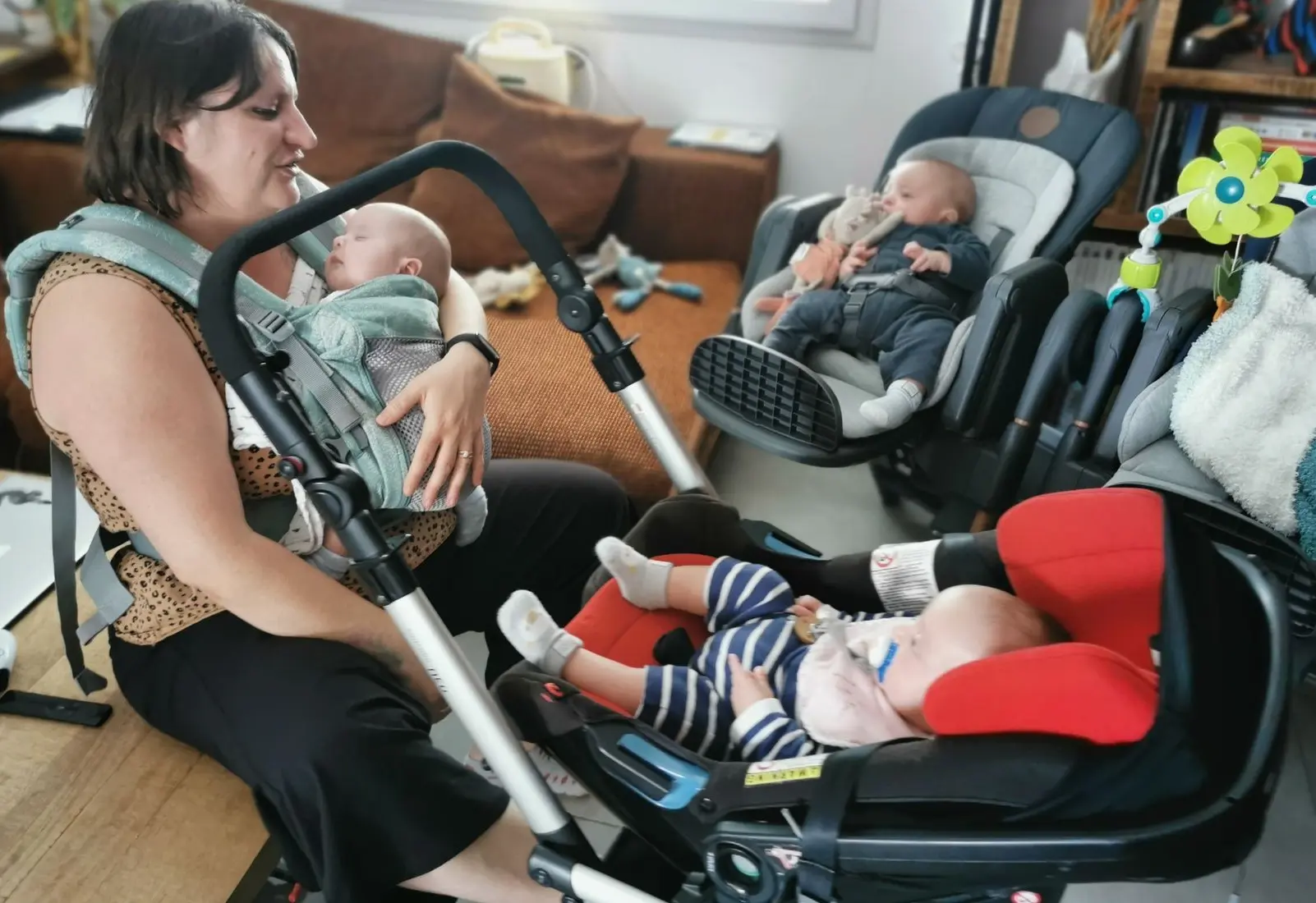 porte bébé, poussette et chaise haute